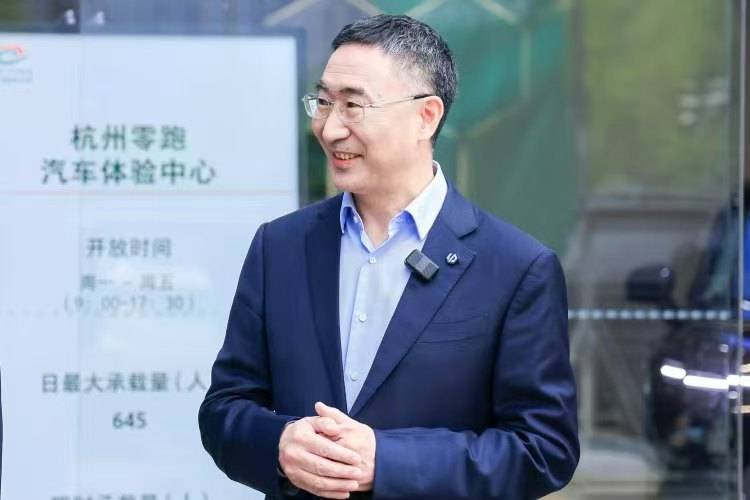 外汇ic平台我在MT4里花了15分钟，终于找到了调出交易订单栏的秘诀